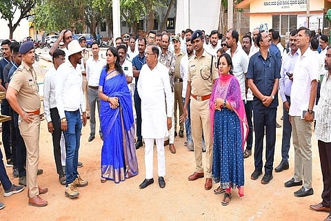 ತುಮಕೂರು ಸರ್ಕಾರಿ ಜೂನಿಯರ್​ ಕಾಲೇಜು ಮೈದಾನದಲ್ಲಿ ನಿರ್ಮಾಣವಾಗುತ್ತಿರುವ ವೇದಿಕೆ ಕಾಮಗಾರಿಯನ್ನು ಡಾ.ಜಿ.ಪರಮೇಶ್ವರ ಅಧಿಕಾರಿಗಳೊಂದಿಗೆ ವೀಕ್ಷಿಸಿದರು.