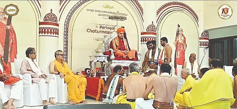 ಪರ್ತಗಾಳಿಯಲ್ಲಿ ಚಾತುರ್ಮಾಸ್ಯದ ಅಂಗವಾಗಿ ಶ್ರೀ ವಿದ್ಯಾಧೀಶ ತೀರ್ಥ ಶ್ರೀಪಾದ ವಡೇರ ಸ್ವಾಮೀಜಿಗಳು ಭಕ್ತರನ್ನು ಹರಸಿದರು.