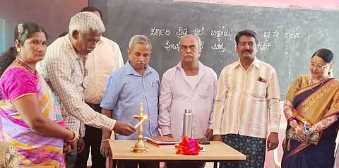 ಬಾಗೇಪಲ್ಲಿ ತಾಲೂಕಿನ ಬಿಳ್ಳೂರು ಸರ್ಕಾರಿ ಪ್ರೌಢಶಾಲೆಯಲ್ಲಿ ಹಮ್ಮಿಕೊಂಡಿದ್ದ ಪಾಲಕರ ಸಭೆಯಲ್ಲಿ ಎಸ್​ಡಿಎಂಸಿ ಅಧ್ಯಕ್ಷೆ ವನಜಾ, ಶಿಕ್ಷಕರಾದ ಸುನಿಲ್​ಕುಮಾರ್​, ವೇಣಿಬಾಯಿ ಇದ್ದರು.