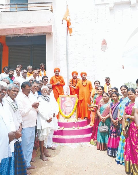 ನರಗುಂದ ಪತ್ರಿವನಮಠ ಜಾತ್ರಾ ಮಹೋತ್ಸವದ ಪ್ರಣವ ಧ್ವಜಾರೋಹಣವನ್ನು ಇಮ್ಮಡಿ ಸಿದ್ಧೇಶ್ವರ ಶ್ರೀಗಳು ಮಂಗಳವಾರ ನೆರವೇರಿಸಿದರು. ಡಾ.ಗುರುಸಿದ್ಧವೀರ ಶಿವಾಚಾರ್ಯರು, ಸಿದ್ಧರಾಮ ಮಹಾಸ್ವಾಮಿಗಳು, ಉದಯ ಮುಧೋಳೆ, ಬಿ.ಎಂ.ಬೀರನೂರ, ಉಮೇಶ ಯಮೋಜಿ. ವಿರೂಪಾಕ್ಷಪ್ಪ, ಇತರರಿದ್ದರು.