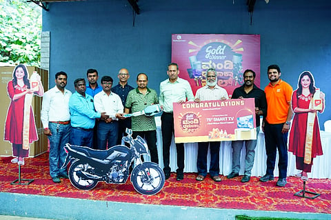 ಗೋಲ್ಡ್ ವಿನ್ನರ್ ಮಂಡಿ ಧಮಾಕ ಸೇಲ್ ಲಕ್ಕಿಡಿಪ್ ವಿಜೇತರಿಗೆ ಸಂಸ್ಥೆಯ ಸಿಇಓ ಬಹುಮಾನ ವಿತರಿಸಿದರು. ಸಂಸ್ಥೆಯ ಹಿರಿಯ ಅಧಿಕಾರಿಗಳು ಉಪಸ್ಥಿತರಿದ್ದರು. 