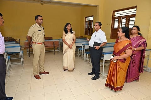  ತುಮಕೂರಿನ ಎಂಪ್ರೆಸ್​ ಪಬ್ಲಿಕ್​ ಶಾಲೆಯ ಪೊಲೀಸ್​ ಕಾನ್ಸ್​ಟೇಬಲ್​ ಹುದ್ದೆ ನೇರ ನೇಮಕಾತಿ ಹಿನ್ನೆಲೆಪರೀಕ್ಷಾ ಕೇಂದ್ರಗಳಲ್ಲಿನ ಸಿದ್ಧತೆಯನ್ನು ಜಿಲ್ಲಾಧಿಕಾರಿ ಶುಭಕಲ್ಯಾಣ್​, ಎಸ್ಪಿ ಕೆ.ವಿ.ಅಶೋಕ್​ ಪರಿಶೀಲಿಸಿದರು. 