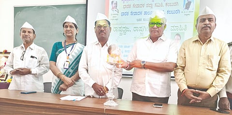 ಕಲಬುರಗಿ ಪಿಡಿಎ ಇಂಜಿನಿಯರಿಂಗ್​ ಕಾಲೇಜಿನಲ್ಲಿ ಸೋಮವಾರ ಆಯೋಜಿಸಿದ್ದ ರಾಷ್ಟ್ರಧ್ವಜ, ರಾಷ್ಟ್ರಗೀತೆ ಕುರಿತ ಮಾಹಿತಿ ತರಬೇತಿ ಶಿಬಿರವನ್ನು ಎಚ್​ಕೆಇ ಕಾರ್ಯದರ್ಶಿ ಉದಯಕುಮಾರ ಚಿಂಚೋಳಿ ಉದ್ಘಾಟಿಸಿದರು. ಸುರೇಶ ಬಡಿಗೇರ್​, ಚಂದ್ರಶೇಖರ ಜಮಾದಾರ್​, ಲಕ್ಷಿ$್ಮಕಾಂತ ರಾಕಾ ಇತರರಿದ್ದರು.