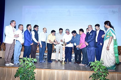 ಕಲಬುರಗಿ ಪಿಡಿಎ ಕಾಲೇಜಿನಲ್ಲಿ ಶನಿವಾರ ಆಯೋಜಿಸಲಾಗಿದ್ದ ರಾಷ್ಟ್ರೀಯ ವಿಚಾರ ಸಂಕಿರಣಕ್ಕೆ ಮದ್ರಾಸ್​ ಐಐಟಿ ಪ್ರಾಧ್ಯಾಪಕ ಡಾ.ರವಿಕುಮಾರ್​ ಚಾಲನೆ ನೀಡಿದರು. ಶಶೀಲ್​ ನಮೋಶಿ, ರಾಜಾ ಭೀಮಳ್ಳಿ, ಉದಯ ಚಿಂಚೋಳಿ, ಡಾ.ಸಿದ್ರಾಮ್​ ಪಾಟೀಲ್​, ಶ್ರೀಹರ್ಷ ಜೋಶಿ, ವಿವೇಕ ಕಟಗಿ ಇತರರಿದ್ದರು.