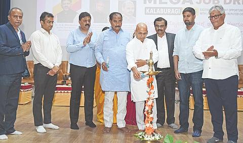ಕಲಬುರಗಿ ಪಿಡಿಎ ಇಂಜಿನಿಯರಿಂಗ್​ ಕಾಲೇಜಿನಲ್ಲಿ ಬುಧವಾರ ಆಯೋಜಿಸಿದ್ದ ಉದ್ಯೋಗ ಮೇಳಕ್ಕೆ ಸಚಿವ ಡಾ.ಶರಣಪ್ರಕಾಶ ಪಾಟೀಲ್​ ಚಾಲನೆ ನೀಡಿದರು. ಶಾಸಕ ಅಲ್ಲಮಪ್ರಭು ಪಾಟೀಲ್​, ರಾಜಾ ಭೀಮಳ್ಳಿ, ಉದಯಕುಮಾರ ಚಿಂಚೋಳಿ, ಕೌಶಿಕ್​ ಸುಂದರರಾಜು, ಡಾ.ಟಿ.ಎನ್​.ಶ್ರೀನಿವಾಸ ಇತರರಿದ್ದರು.