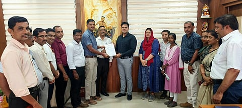ಮುಕ್ತಂ ಹುಸೇನ್​ ಕರಡಿಗುಡ್ಡ ಸಾವಿನ ಕುರಿತಾಗಿ ಸಮಗ್ರ ತನಿಖೆ ನಡೆಸುವಂತೆ ಆಗ್ರಹಿಸಿ ಜಿಪಂ ಸಿಇಒ ಪ್ರತೀಕ್​ ಬಾಯಲ್​ ಮೂಲಕ ಸರ್ಕಾರಕ್ಕೆ ಪಂಚಾಯತ್​ ಅಭಿವೃದ್ಧಿ ಅಧಿಕಾರಿಗಳ ಕ್ಷೇಮಾಭಿವೃದ್ಧಿ ಸಂಘ ಮನವಿ ಸಲ್ಲಿಸಿತು. ದಯಾನಂದ್​ ಬೆನ್ನೂರು, ಫರ್ಜಾನಾ ಎಂ., ಹರೀಶ್​ ಶೆಟ್ಟಿ, ಅನಿಲ್​ ಶೆಟ್ಟಿ, ರಾಘವೇಂದ್ರ ಪ್ರಭು, ಜಯರಾಮ ಶೆಟ್ಟಿ, ಸುರೇಶ್​ ಇತರರಿದ್ದರು.