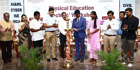 ತುಮಕೂರಿನಲ್ಲಿ ಶ್ರೀದೇವಿ ಪಿಯು ಕಾಲೇಜು ಸಹಯೋಗದಲ್ಲಿ ಆಯೋಜಿಸಿದ್ದ  "ದೈಹಿಕ ಶಿಕ್ಷಣ ಶಿಕ್ಷಕರ ಕಾರ್ಯಾಗಾರ'ವನ್ನು  ಕೆ.ಎನ್​. ನಾರಾಯಣಸ್ವಾಮಿ ಉದ್ಘಾಟಿಸಿದರು.   ಡಾ.ರಮಣ್​ ಎಂ. ಹುಲಿನಾಯ್ಕರ್​,  ಟಿ.ಆರ್​.ಬಸವರಾಜು,  ಎಚ್​.ಎಂ.ಮೇಘನಾ,ಎಂ.ಹನುಮಂತಪ್ಪ, ಎಚ್​.ಆರ್​.ಗಂಗಾಧರ್​, ಮಹಾವೀರ್​ ಜೈನ್​, ಕ್ಷೇತ್ರ ಶಿಕ್ಷಣಾಧಿಕಾರಿಯಾದ ಎಂ.ಹನುಮಂತಪ್ಪ, ಎಂ.ಎಸ್​.ಪಾಟೀಲ್​, ಡಾ.ಲಾವಣ್ಯ, ಪ್ರೊ.ಸಿ.ಅಜಯ್​ ಮತ್ತಿತರರು ಇದ್ದರು. 