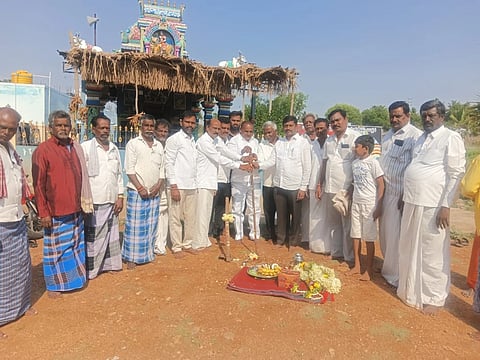 ಚಾಮರಾಜನಗರ ತಾಲೂಕಿನ ಕೆ.ಕೆ ಹುಂಡಿ ಗ್ರಾಮದಲ್ಲಿ ನಿರ್ಮಿಸಲಾಗುವ ರಸ್ತೆ ಅಭಿವೃದ್ಧಿ ಕಾಮಗಾರಿಗಳಿಗೆ  ಶಾಸಕ ಸಿ.ಪುಟ್ಟರಂಗಶೆಟ್ಟಿ ಭೂಮಿಪೂಜೆ ನೆರವೇರಿಸಿದರು. ಎಸ್‌ಪಿಕೆ ಉಮೇಶ್, ನಿವೃತ್ತ ಬಿಇಒ ಸೋಮಣ್ಣೇಗೌಡ, ಗ್ರಾಪಂ ಮಾಜಿ ಅಧ್ಯಕ್ಷ ಕುಮಾರ್, ಮಹದೇವಸ್ವಾಮಿ, ಕೆ.ಕೆ ಹುಂಡಿ ನಾಗರಾಜು ಇತರರು ಇದ್ದರು.