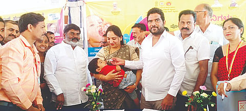 ಪಟ್ಟಣದ ಸಾರ್ವಜನಿಕ ಬಸ್ ನಿಲ್ದಾಣದ ಆವರಣದಲ್ಲಿ ಶಾಸಕ ಅನಿಲ್ ಚಿಕ್ಕಮಾದು ಹಾಗೂ ಸೌಮ್ಯ ಅನಿಲ್ ಚಿಕ್ಕಮಾದು ತಮ್ಮ ಮಗುವಿಗೆ ಲಸಿಕೆ ಹಾಕುವ ಮೂಲಕ ಪಲ್ಸ್ ಪೋಲಿಯೋ ಅಭಿಯಾನಕ್ಕೆ ಚಾಲನೆ ನೀಡಿದರು. ತಾಲೂಕು ಆರೋಗ್ಯಾಧಿಕಾರಿ ಡಾ.ಟಿ.ರವಿಕುಮಾರ್, ಡಾ. ಪೂರ್ಣಿಮಾ ಇತರರು ಇದ್ದರು.