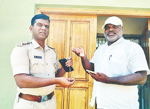 ರಸ್ತೆಯಲ್ಲಿ ಸಿಕ್ಕ ಚಿನ್ನದ ಸರವನ್ನು ರೈತ ಮರಳೂರು ನಾಯಕ ಅವರು ಎಚ್.ಡಿ.ಕೋಟೆ ಠಾಣೆಯ ಪೊಲೀಸ್ ಇನ್‌ಸ್ಪೆಕ್ಟರ್ ಗಂಗಾಧರ್ ಅವರಿಗೆ ನೀಡಿದರು.