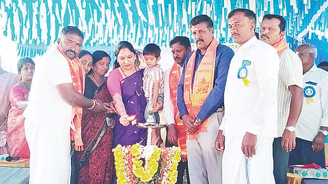 ಎಚ್.ಡಿ.ಕೋಟೆ ತಾಲೂಕಿನ ಹೆಗ್ಗಡಾಪುರ ಗ್ರಾಮದಲ್ಲಿ ಏರ್ಪಡಿಸಿದ್ದ ಸಾಮೂಹಿಕ ಗಣಪತಿ ಹೋಮ, ಬಿಲ್ವಾರ್ಚನೆ ಹಾಗೂ ಧಾರ್ಮಿಕ ಸಭಾ ಕಾರ್ಯಕ್ರಮವನ್ನು ಸೌಮ್ಯಾ ಅನಿಲ್ ಉದ್ಘಾಟಿಸಿದರು. ಪಡುವಲು ವಿರಕ್ತ ಮಠದ ಮಠಾಧ್ಯಕ್ಷ ಶ್ರೀಮಹದೇವ ಸ್ವಾಮೀಜಿ, ಗಣಪತಿ ಹೋಮ ಸಮಿತಿ ಅಧ್ಯಕ್ಷ ಎಚ್.ಎಸ್.ಮಂಜುನಾಯಕ, ಧರ್ಮಸ್ಥಳ ಗ್ರಾಮಾಭಿವೃದ್ಧಿ ಯೋಜನೆಯ ಹಿರಿಯ ಜಿಲ್ಲಾ ನಿರ್ದೇಶಕ ವಿ.ವಿಜಯಕುಮಾರ್ ನಾಗನಾಳ ಮತ್ತಿತರರಿದ್ದರು.