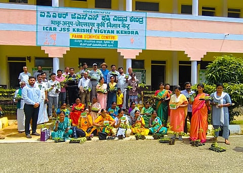  ಕೈತೋಟದ ನಿರ್ಮಾಣ, ನಿರ್ವಹಣೆ ತರಬೇತಿ ಹಾಗೂ ಸಿಡ್ ಕಿಟ್ ವಿತರಣೆ ಕಾರ್ಯಕ್ರಮವನ್ನು  ಸುತ್ತೂರಿನ ಐಸಿಎಆರ್ ಜೆಎಸ್‌ಎಸ್ ಕೃಷಿ ವಿಜ್ಞಾನ ಕೇಂದ್ರದಲ್ಲಿ ಆಯೋಜಿಸಲಾಗಿತ್ತು.
