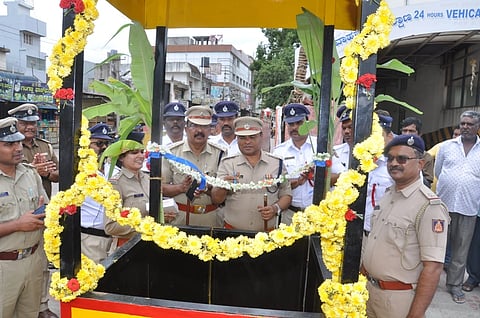 ಕೊಳ್ಳೇಗಾಲ ಬಸ್ ನಿಲ್ದಾಣದ ಸಮೀಪ ನಿರ್ಮಿಸಿರುವ ಪೊಲೀಸ್ ಚೌಕಿಗೆ ಜಿಲ್ಲಾ ಪೊಲೀಸ್ ವರಿಷ್ಠಾಧಿಕಾರಿ ಮುತ್ತುರಾಜ್ ಬುಧವಾರ ಚಾಲನೆ ನೀಡಿದರು. ಡಿವೈಎಸ್ಪಿ ಮೋಹನ್, ಅಪರಾಧ ವಿಭಾಗದ ಪಿಎಸ್‌ಐ ಉಮಾವತಿ, ಗ್ರಾಮಾಂತರ ಪೊಲೀಸ್ ಠಾಣೆಯ ಪಿಎಸ್‌ಐ ಸುಪ್ರೀತ್, ಪಿಎಸ್‌ಐ ಚೆಲುವರಾಜು ಇದ್ದರು.