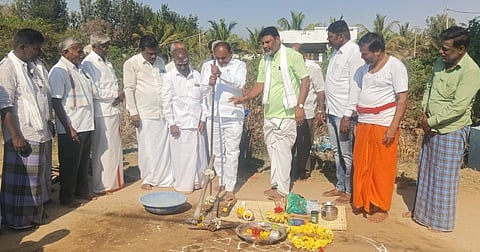 ಚಾಮರಾಜನಗರ ತಾಲೂಕಿನ ಕೂತ್ತಲವಾಡಿ  ಗ್ರಾಮದಲ್ಲಿ ರಸ್ತೆ ಅಭಿವೃದ್ಧಿ ಕಾಮಗಾರಿಗೆ ಶಾಸಕ ಸಿ.ಪುಟ್ಟರಂಗಶೆಟ್ಟಿ ಭೂಮಿಪೂಜೆ ನೆರವೇರಿಸಿದರು. ಶಾಂತಪ್ಪ,  ಸೋಮುಲಿಂಗಪ್ಪ, ಗೌಡಿಕೆ ರಾಜಶೇಖರ್, ಸೋಮಪ್ಪ, ಪುಟ್ಟಲಿಂಗಯ್ಯ, ಮಹದೇವಶೆಟ್ಟಿ, ಎ.ಎಸ್.ಗುರುಸ್ವಾಮಿ ಇತರರಿದ್ದರು. 
