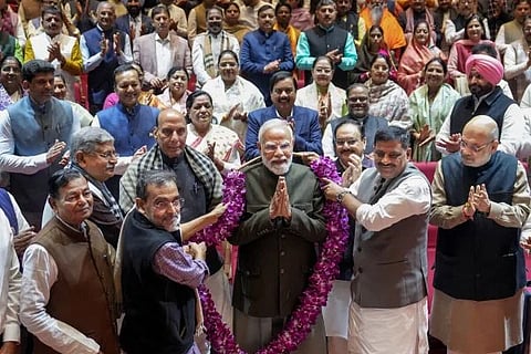 Narendra Modi | ಎನ್​ಡಿಎ ಸಂಸದರ ಸಭೆಯಲ್ಲಿ ಸನ್ಮಾನ ಸ್ವೀಕರಿಸಿದ ಪ್ರಧಾನಿ ನರೇಂದ್ರ ಮೋದಿ