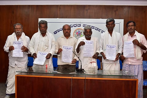 ಮಂಡ್ಯದಲ್ಲಿ ಆಯೋಜಿಸಿದ್ದ ಸುದ್ದಿಗೋಷ್ಠಿಯಲ್ಲಿ ರಥೋತ್ಸವದ ಕರಪತ್ರ ಬಿಡುಗಡೆ ಮಾಡಲಾಯಿತು.