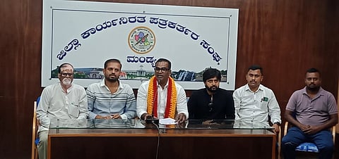 ಮಂಡ್ಯದಲ್ಲಿ ಆಯೋಜಿಸಿದ್ದ ಸುದ್ದಿಗೋಷ್ಠಿಯಲ್ಲಿ ಕನ್ನಡ ಸೇನೆ ಜಿಲ್ಲಾಧ್ಯಕ್ಷ ಮಂಜುನಾಥ್ ಮಾತನಾಡಿದರು. 