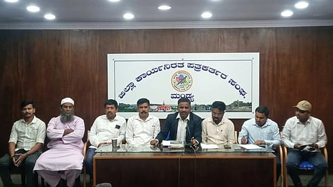 ಮಂಡ್ಯದಲ್ಲಿ ಆಯೋಜಿಸಿದ್ದ ಸುದ್ದಿಗೋಷ್ಠಿಯಲ್ಲಿ  ಸ್ವಾಗತ ಸಮಿತಿ ಸದಸ್ಯ ಗಂಗರಾಜು ಮಾತನಾಡಿದರು.
