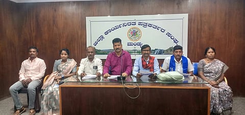 ಮಂಡ್ಯದಲ್ಲಿ ಆಯೋಜಿಸಿದ್ದ ಸುದ್ದಿಗೋಷ್ಠಿಯಲ್ಲಿ ಸಮಿತಿಯ ಮೈಸೂರು ಜಿಲ್ಲಾ ಸಂಚಾಲಕ ಉಮಾ ಮಹದೇವು ಮಾತನಾಡಿದರು.