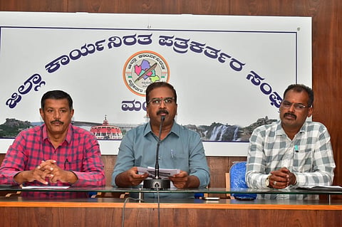 ಮಂಡ್ಯದಲ್ಲಿ ಆಯೋಜಿಸಿದ್ದ ಸುದ್ದಿಗೋಷ್ಠಿಯಲ್ಲಿ ಜಿಲ್ಲಾಧ್ಯಕ್ಷ ಜಿ.ಲಕ್ಷ್ಮೀ ನಾರಾಯಣ್ ಮಾತನಾಡಿದರು.