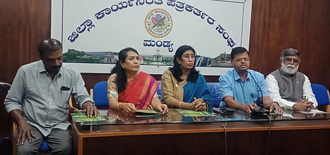 ಮಂಡ್ಯದಲ್ಲಿ ಆಯೋಜಿಸಿದ್ದ ಸುದ್ದಿಗೋಷ್ಠಿಯಲ್ಲಿ ಕರ್ನಾಟಕ ವಾಣಿಜ್ಯ ಮತ್ತು ಕೈಗಾರಿಕಾ ಮಹಾ ಸಂಸ್ಥೆ ಅಧ್ಯಕ್ಷೆ ಉಮಾರೆಡ್ಡಿ ಮಾತನಾಡಿದರು.