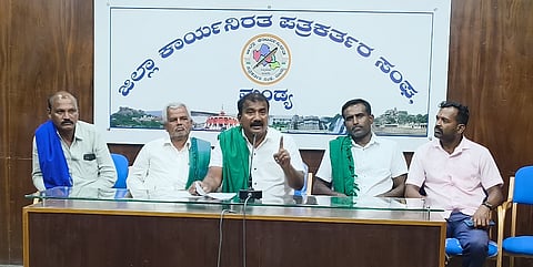 ಮಂಡ್ಯದಲ್ಲಿ ಆಯೋಜಿಸಿದ್ದ ಸುದ್ದಿಗೋಷ್ಠಿಯಲ್ಲಿ ರೈತ ಸಂಘದ ಜಿಲ್ಲಾ ಪ್ರಧಾನ ಕಾರ್ಯದರ್ಶಿ ಎಸ್.ಮಂಜೇಶ್‌ಗೌಡ ಮಾತನಾಡಿದರು.