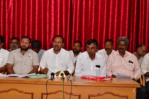 ಮಂಡ್ಯದಲ್ಲಿ ಆಯೋಜಿಸಿದ್ದ ಸುದ್ದಿಗೋಷ್ಠಿಯಲ್ಲಿ ಜಿಲ್ಲಾ ಕುರುಬರ ಸಂಘದ ನಿರ್ದೇಶಕ ಕೃಷ್ಣ ಮಾತನಾಡಿದರು.