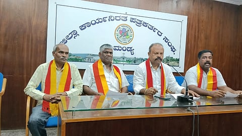 ಮಂಡ್ಯದಲ್ಲಿ ಆಯೋಜಿಸಿದ್ದ ಸುದ್ದಿಗೋಷ್ಠಿಯಲ್ಲಿ ಕರುನಾಡ ಸೇವಕರು ಸಂಘಟನೆ ರಾಜ್ಯ ವಕ್ತಾರ ಎಂ.ಬಿ.ನಾಗಣ್ಣಗೌಡ ಮಾತನಾಡಿದರು.