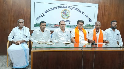  ಮಂಡ್ಯದಲ್ಲಿ ಆಯೋಜಿಸಿದ್ದ ಸುದ್ದಿಗೋಷ್ಠಿಯಲ್ಲಿ ಬಸವೇಶ್ವರ ಕೇಂದ್ರದ ತಾಲೂಕು ಅಧ್ಯಕ್ಷ ಚನ್ನಪ್ಪ ಮಾತನಾಡಿದರು.