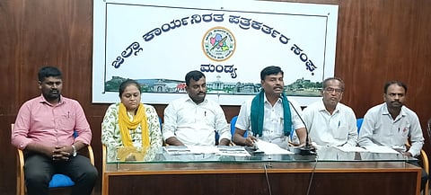 ಮಂಡ್ಯದಲ್ಲಿ ಆಯೋಜಿಸಿದ್ದ ಸುದ್ದಿಗೋಷ್ಠಿಯಲ್ಲಿ ಅತಿಥಿ ಉಪನ್ಯಾಸಕರ ರಾಜ್ಯ ಸಮನ್ವಯ ಸಮಿತಿಯ ಪ್ರಧಾನ ಕಾರ್ಯದರ್ಶಿ ಬಿ.ಎಸ್.ನಾಗರಾ ಮಾತನಾಡಿದರು.