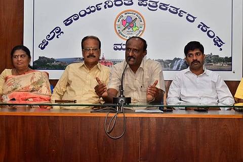 ಮಂಡ್ಯದಲ್ಲಿ ಆಯೋಜಿಸಿದ್ದ ಸುದ್ದಿಗೋಷ್ಠಿಯಲ್ಲಿ ಜಿಲ್ಲಾ ಕಾಂಗ್ರೆಸ್ ಅಧ್ಯಕ್ಷ ಸಿ.ಡಿ.ಗಂಗಾಧರ ಮಾತನಾಡಿದರು.