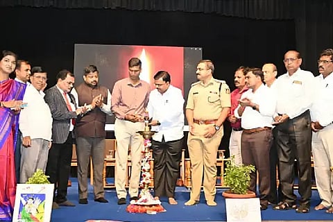 ವಿಜಯಪುರ ನಗರದ ಕಂದಗಲ್ಲ ಹನುಮಂತರಾಯ ರಂಗಮಂದಿರದಲ್ಲಿ ಹಮ್ಮಿಕೊಂಡಿದ್ದ  ‘ಬಾಲ್ಯ ವಿವಾಹ-ಫೊಕ್ಸೋ ಕಾಯ್ದೆ ಹಾಗೂ ಮಕ್ಕಳ ಸಂರಕ್ಷಣಾ ಕಾಯ್ದೆಗಳ ಕುರಿತ ಕಾರ್ಯಾಗಾರಕ್ಕೆ’ ಧಾರವಾಡದ ಬಾಲ ವಿಕಾಸ ಅಕಾಡೆಮಿಯ ಅಧ್ಯಕ್ಷ ಸಂಗಮೇಶ ಬಬಲೇಶ್ವರ ಚಾಲನೆ ನೀಡಿದರು. ಜಿಲ್ಲಾಧಿಕಾರಿ ಡಾ.ಆನಂದ ಕೆ, ಜಿಪಂ ಸಿಇಒ ರಿಷಿ ಆನಂದ, ಎಸ್‌ಪಿ ಲಕ್ಷ್ಮಣ ನಿಂಬರಗಿ ಮತ್ತಿತರರಿದ್ದಾರೆ.