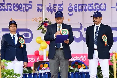 ದಾವಣಗೆರೆ ಜಿಲ್ಲಾ ಪೊಲೀಸ್ ಇಲಾಖೆ ಹಮ್ಮಿಕೊಂಡಿರುವ ವಾರ್ಷಿಕ ಕ್ರೀಡಾಕೂಟಕ್ಕೆ ಕೆಎಸ್‌ಆರ್‌ಪಿ ಐಜಿಪಿ ಸಂದೀಪ್ ಪಾಟೀಲ್ ಅವರು ಘೋಷಣೆ ಮೂಲಕ ಚಾಲನೆ ನೀಡಿದರು. ಎಸ್ಪಿ ಉಮಾ ಪ್ರಶಾಂತ್, ಪರಮೇಶ್ವರ್ ಹೆಗಡೆ ಇತರರಿದ್ದರು.