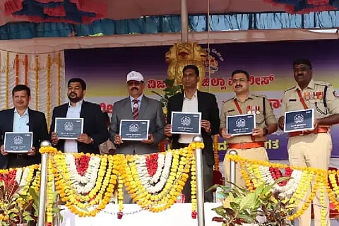 ವಿಜಯಪುರ ಜಿಲ್ಲಾ ಪೊಲೀಸ್ ಕವಾಯತು ಮೈದಾನದಲ್ಲಿ ಹಮ್ಮಿಕೊಂಡಿದ್ದ ‘ಪೊಲೀಸ್ ಕಲ್ಯಾಣ ಹಾಗೂ ಧ್ವಜ ದಿನಾಚರಣೆ’ಯಲ್ಲಿ ಧ್ವಜ ಚೀಟಿ ಬಿಡುಗಡೆಗೊಳಿಸಲಾಯಿತು. ಜಿಲ್ಲಾಧಿಕಾರಿ ಡಾ.ಆನಂದ ಕೆ, ಎಸ್‌ಪಿ ಲಕ್ಷ್ಮಣ ನಿಂಬರಗಿ, ಎಎಸ್‌ಪಿ ರಾಮನಗೌಡ ಹಟ್ಟಿ ಇತರರಿದ್ದಾರೆ.