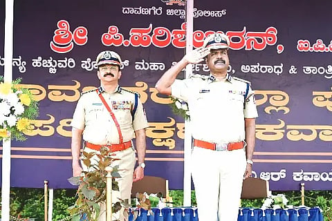 ದಾವಣಗೆರೆಯಲ್ಲಿ ಜಿಲ್ಲಾ ಪೊಲೀಸ್‌ನ ಪರಿವೀಕ್ಷಣಾ ಕವಾಯತಿನ ವಂದನೆ ಸ್ವೀಕರಿಸಿದ ಅಪರಾಧ ಮತ್ತು ತಾಂತ್ರಿಕ ಸೇವೆಗಳ ಎಡಿಜಿಪಿ ಪಿ. ಹರಿಶೇಖರನ್ ಅವರೊಂದಿಗೆ ಪೂರ್ವವಲಯದ ಐಜಿಪಿ ಡಾ.ಬಿ.ಆರ್. ರವಿಕಾಂತೇಗೌಡ ಇದ್ದರು. 