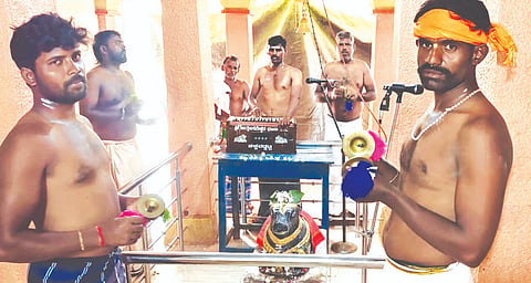 ಮುಂಡರಗಿ ತಾಲೂಕಿನ ಚಿಕ್ಕವಡ್ಡಟ್ಟಿ ಗ್ರಾಮದ ಶ್ರೀ ಕಲ್ಮೇಶ್ವರ ದೇವಸ್ಥಾನದಲ್ಲಿ ಗ್ರಾಮಸ್ಥರು ಶಿವನಾಮ ಪಠಣ ಪೂಜಾ ಕಾರ್ಯ ಕೈಗೊಂಡಿದ್ದಾರೆ.