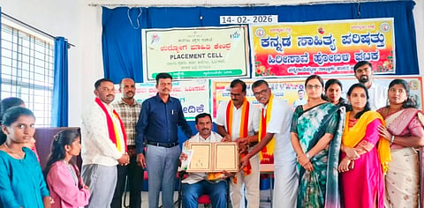 ಹಿರೀಸಾವೆ ಸರ್ಕಾರಿ ಪ್ರಥಮ ದರ್ಜೆ ಕಾಲೇಜಿನಲ್ಲಿ ಕನ್ನಡ ಸಾಹಿತ್ಯ ಪರಿಷತ್ ಹೋಬಳಿ ಘಟಕ ಸೋಮವಾರ ಆಯೋಜಿಸಿದ್ದ ಅಂಚೆಚೀಟಿಗಳು ಮತ್ತು ನಾಣ್ಯಗಳ 150ನೇ ಪ್ರದರ್ಶನದಲ್ಲಿ ಸಂಗ್ರಹಕಾರ ಎಚ್. ಕೆ. ಸತೀಶ್ ರವರನ್ನು ಸನ್ಮಾನಿಸಲಾಯಿತು. ಪ್ರಮೋದ್, ಗೋವಿಂದರಾಜು, ತೋಟಿ ಮಂಜು, ಮಂಜುನಾಥ್, ಆಶಾ ಮಹೇಶ್ ಇತರರು ಇದ್ದರು.