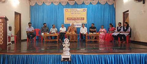 ಉಡುಪಿಯ ಶ್ರೀ ಪೂರ್ಣಪ್ರಜ್ಞ ಸಂಧ್ಯಾ ಕಾಲೇಜಿನ ಎನ್​ಎಸ್​ಎಸ್​ ಶಿಬಿರದ ಸಮಾರೋಪ ಸಮಾರಂಭದಲ್ಲಿ ಈಶಪ್ರಿಯ ತೀರ್ಥ ಶ್ರೀಪಾದರು ಆಶೀರ್ವಚನ ನೀಡಿದರು. ವಿ.ಜಿ. ಶೆಟ್ಟಿ, ಡಾ.ಚಂದ್ರಕಾಂತ ಭಟ್​, ಟಿ.ಪ್ರಶಾಂತ್​ ಹೊಳ್ಳ, ವಿಶ್ವರೂಪ ಮಧ್ಯಸ್ಥ, ಡಾ.ಪ್ರಜ್ಞಾ ಮಾರ್ಪಳ್ಳಿ, ವಿಶ್ವಾಸ್​ ಕಾರ್ವಾಲೋ, ದಿಲೀಪ್​ ಕುಮಾರ್​ ಇದ್ದರು.