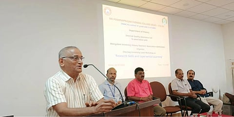 ಉಡುಪಿಯ ಶ್ರೀ ಪೂರ್ಣಪ್ರಜ್ಞ ಸಂಧ್ಯಾ ಕಾಲೇಜಿನಲ್ಲಿ ನಡೆದ ಶೈಕ್ಷಣಿಕ ಕಾರ್ಯಾಗಾರದಲ್ಲಿ ಟಿ. ಪ್ರಶಾಂತ್​ ಹೊಳ್ಳ ಮಾತನಾಡಿದರು. ಡಾ. ಚಂದ್ರಕಾಂತ್​ ಭಟ್​, ಡಾ. ರಾಘವೇಂದ್ರ ಎಲ್​., ಪ್ರೇಮನಾಥ್​, ಪ್ರೊ. ಟಿ. ಮುರುಗೇಶಿ ಇದ್ದರು.