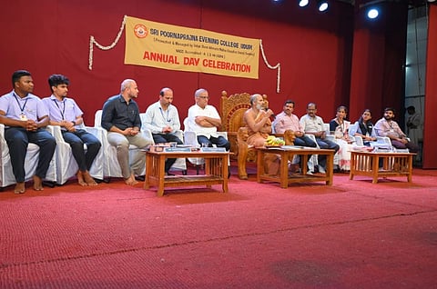 ಉಡುಪಿಯ ಪೂರ್ಣಪ್ರಜ್ಞ ಸಂಧ್ಯಾ ಕಾಲೇಜ್​ನ ವಾರ್ಷಿಕೋತ್ಸವದಲ್ಲಿ ಈಶಪ್ರಿಯಶ್ರೀ ಆಶೀರ್ವಚನ ನೀಡಿದರು. ಟಿ. ಪ್ರಶಾಂತ್​ ಹೊಳ್ಳ, ಡಾ. ಚಂದ್ರಕಾಂತ್​ ಭಟ್​, ಡಾ.ರಾಘವೇಂದ್ರ ಎಲ್​., ವಿನಾಯಕ್​ ಪೈ ಬಿ., ಡಾ. ಪ್ರಜ್ಞಾ ಮಾರ್ಪಳ್ಳಿ, ಗಗನ್​ ಕೆ. ಸುವರ್ಣ, ಧೀರಜ್​, ಖುಷಿ ಶೆಟ್ಟಿ, ಉಜ್ವಲ್​ ನಾಯಕ್​ ಉಪಸ್ಥಿತರಿದ್ದರು.