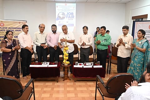 ಉಡುಪಿ ಪೂರ್ಣಪ್ರಜ್ಞ ಕಾಲೇಜ್​ನಲ್ಲಿ ಆಯೋಜಿಸಿದ್ದ ಉದ್ಯೋಗ ಮೇಳವನ್ನು ಪ್ರಶಾಂತ ಹೊಳ್ಳ ಉದ್ಘಾಟಿಸಿದರು. ಡಾ. ಉದಯ್​ ಶೆಟ್ಟಿ, ಡಾ. ರಾಮು ಎಲ್​., ಹರ್ಷವರ್ದನ್​ ಶೆಟ್ಟಿ, ಡಾ. ರಮೇಶ್​ ಟಿ.ಎಸ್​.,ಡಾ. ವಿನಯ್​ ಕುಮಾರ್​, ಡಾ. ಆನಂದ್​ ಆಚಾರ್ಯ, ಧನ್ಯಶ್ರೀ, ಜಯಲಕ್ಷ್ಮೀ ಇದ್ದರು.