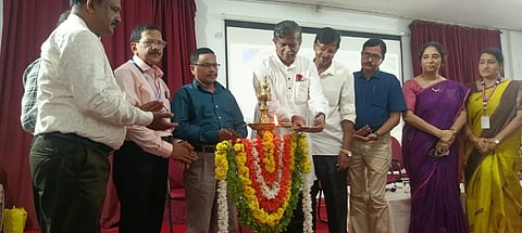 ಉಡುಪಿಯ ಪೂರ್ಣಪ್ರಜ್ಞ ಪ.ಪೂ. ಕಾಲೇಜಿನಲ್ಲಿ ಜೀವಶಾಸ್ತ್ರ ಉಪನ್ಯಾಸಕರಿಗೆ ಆಯೋಜಿಸಿದ್ದ ಪುನಶ್ಚೇತನಾ ತರಬೇತಿ ಕಾರ್ಯಾಗಾರವನ್ನು ಡಾ. ಎ.ಪಿ. ಭಟ್​ ಉದ್ಘಾಟಿಸಿದರು. ಮಾರುತಿ ಎಲ್​., ಪ್ರಶಾಂತ್​ ಶೆಟ್ಟಿ, ಹರೀಶ್​ ಕೋಟ್ಯಾನ್​, ಡಾ. ವಿಶಾಲಾಕ್ಷಿ, ಪದ್ಮಾ ಎ. ಆಚಾರ್ಯ ಇದ್ದರು.