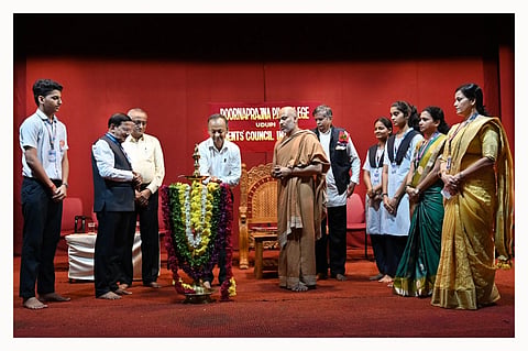 ಉಡುಪಿ ಪೂರ್ಣಪ್ರಜ್ಞ ಪ.ಪೂ. ಕಾಲೇಜ್​ನಲ್ಲಿ ವಿದ್ಯಾರ್ಥಿ ಸಂಘವನ್ನು ಪ್ರಾಂಶುಪಾಲ ಕೆ. ಜಗದೀಶ್​ ನಾವುಡ ಉದ್ಘಾಟಿಸಿದರು.  ಈಶಪ್ರಿಯ ಶ್ರೀ, ಡಾ. ಎ.ಪಿ. ಭಟ್​, ಟಿ. ಪ್ರಶಾಂತ್​ ಹೊಳ್ಳ, ಸಿ.ಸುರೇಶ ತುಂಗ, ಉಷಾಕಿರಣ್​, ದಿವ್ಯಾ ಇತರರಿದ್ದರು.