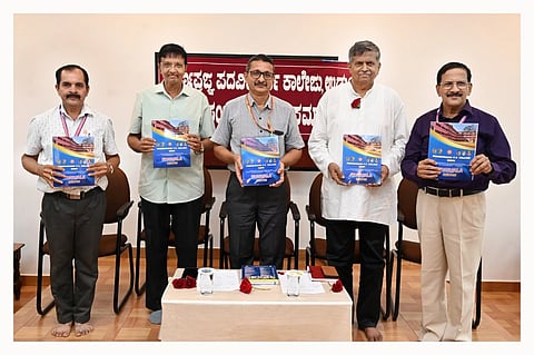 ಉಡುಪಿ ಪೂರ್ಣಪ್ರಜ್ಞ ಪ.ಪೂ. ಕಾಲೇಜಿನಲ್ಲಿ 'ಪ್ರಾಂಜಲ' ವಾರ್ಷಿಕ ಸಂಚಿಕೆಯನ್ನು ರವೀಂದ್ರ ಉಪಾಧ್ಯಾಯ ಬಿಡುಗಡೆಗೊಳಿಸಿದರು. ಡಾ. ಎ.ಪಿ. ಭಟ್​, ರಮೇಶ್​ ಹಂದೆ, ಸಿ. ಸುರೇಶ್​ ತುಂಗ, ರಮಾನಂದ ರಾವ್​ ಇದ್ದರು.
