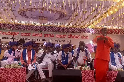 ಪರಶುರಾಮಪುರದಲ್ಲಿ ಆಯೋಜಿಸಿದ್ದ ಡಾ.ಬಿ.ಆರ್. ಅಂಬೇಡ್ಕರ್, ಬಾಬೂ ಜಗಜೀವನರಾಂ ಜಯಂತ್ಯುತ್ಸವದಲ್ಲಿ ಹಿರಿಯೂರಿನ ಶ್ರೀ ಷಡಕ್ಷರ ಮುನಿ ಸ್ವಾಮೀಜಿ ಮಾತನಾಡಿದರು. ಎಚ್. ಆಂಜನೇಯ, ಗೋವಿಂದ ಕಾರಜೋಳ, ಜಿ.ಎಸ್. ಮಂಜುನಾಥ್ ಇತರರು ಇದ್ದರು.  