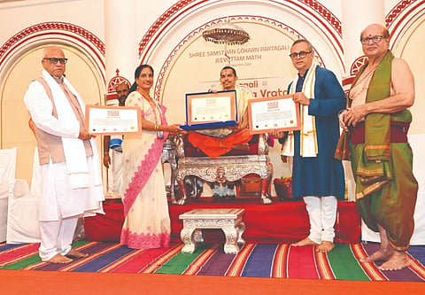 ಇಂಡಿಯಾ ಬುಕ್ ಆಫ್ ರೆಕಾರ್ಡ್ಸ್ ಹಾಗೂ ಏಷ್ಯಾ ಬುಕ್ ಆಫ್ ರೆಕಾರ್ಡ್ಸ್‌ನ ಅಧಿಕೃತ ತೀರ್ಪುಗಾರ್ತಿ ಡಾ. ಚಿತ್ರಾ ಜೈನ್ ಅವರು ದಾಖಲೆ ಪ್ರಮಾಣಪತ್ರಗಳನ್ನು ಶ್ರೀ ವಿದ್ಯಾಧೀಶ ತೀರ್ಥ ಶ್ರೀಪಾದ ವಡೇರ ಸ್ವಾಮೀಜಿಯವರಿಗೆ ಹಸ್ತಾಂತರಿಸಿದರು. ಮಠದ ಕೇಂದ್ರ ಸಮಿತಿ ಅಧ್ಯಕ್ಷ ಶ್ರೀನಿವಾಸ ದೆಂಪೊ, ಗೋವಾ ಸಚಿವ ದಿಗಂಬರ ಕಾಮತ, ಚಾತುರ್ಮಾಸ್ಯ ವ್ರತ ಸಮಿತಿ ಅಧ್ಯಕ್ಷ ಅನಿಲ್ ಪೈ ಇದ್ದರು.