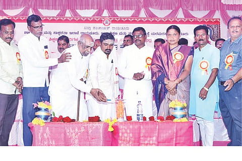 ಸಿಂಧನೂರು ತಾಲೂಕಿನ ಹೊಸಳ್ಳಿಕ್ಯಾಂಪ್ ಸರ್ಕಾರಿ ಹಿಪ್ರಾ ಶಾಲೆಯಲ್ಲಿ ಹಮ್ಮಿಕೊಂಡಿದ್ದ ವಲಯ ಮಟ್ಟದ ಪ್ರತಿಭಾ ಕಾರಂಜಿ ಕಾರ್ಯಕ್ರಮವನ್ನು ಹೊಸಳ್ಳಿ ಗ್ರಾಪಂ ಅಧ್ಯಕ್ಷೆ ರೇಣುಕಮ್ಮ ಹುಸೇನಪ್ಪ ಉದ್ಘಾಟಿಸಿದರು. ಶಿಕ್ಷಣ ಇಲಾಖೆ ವಲಯ ಸಂಪನ್ಮೂಲ ಅಧಿಕಾರಿ ಬಸವರಾಜ ಅಂಗಡಿ, ಎಸ್ಡಿಎಂಸಿ ಅಧ್ಯಕ್ಷ ಪ್ರಕಾಶ, ಪಿಡಿಒ ನಾಗೇಂದ್ರ ಇದ್ದರು.