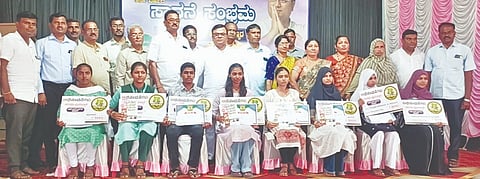 ಹಾನಗಲ್ಲಿನ ಪರಿವರ್ತನ ಕಲಿಕಾ ಕೇಂದ್ರ ಆಯೋಜಿಸಿದ್ದ ಕಾರ್ಯಕ್ರಮದಲ್ಲಿ ಸಾಧಕ ವಿದ್ಯಾಥಿರ್ಗಳಿಗೆ ಶಾಸಕ ಶ್ರೀನಿವಾಸ ಮಾನೆ  ಪ್ರತಿಭಾ ಪುರಸ್ಕಾರ ನೀಡಿ ಗೌರವಿಸಿದರು. ಪ್ರಭುಲಿಂಗ ಕೋಡದ, ಆರ್​.ವಿ. ಚಿನ್ನಿಕಟ್ಟಿ, ಮಾರುತಿ ಶಿಡ್ಲಾಪೂರ, ಬಿ.ಉಮೇಶ ಇತರರಿದ್ದರು.