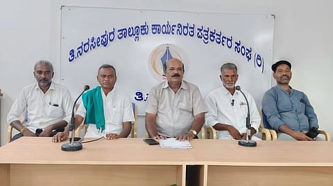 ಸುದ್ದಿಗೋಷ್ಠಿಯಲ್ಲಿತಾಯೂರು ಪ್ರಕಾಶ್ ಪಕ್ಷದ ವರಿಷ್ಠರನ್ನು ಆಗ್ರಹಿಸಿದರು.