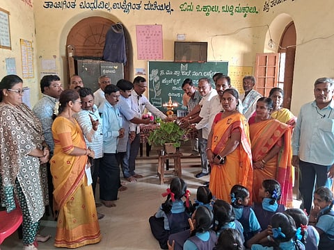 SCHOOLS ಲಕ್ಷ್ಮೇಶ್ವರದ ಸರ್ಕಾರಿ ಹಿರಿಯ ಪ್ರಾಥಮಿಕ ಶಾಲೆ ನಂ.1 ಶಾಲೆಗೆ ಅಗಡಿ ಕುಟುಂಬದವರು ವಿದ್ಯಾರ್ಥಿಗಳ ಶೈಕ್ಷಣಿಕ ಪ್ರಗತಿಗೆ ನೀಡಿದ ಪ್ರೊಜೆಕ್ಟರ್ ಅನ್ನು ನೂತನ ಕ್ಷೇತ್ರ ಶಿಕ್ಷಣಾಧಿಕಾರಿ ಶಿವರಾಜ ಸೀಮಿಕೇರಿ ಚಾಲನೆ ನೀಡಿದರು. 